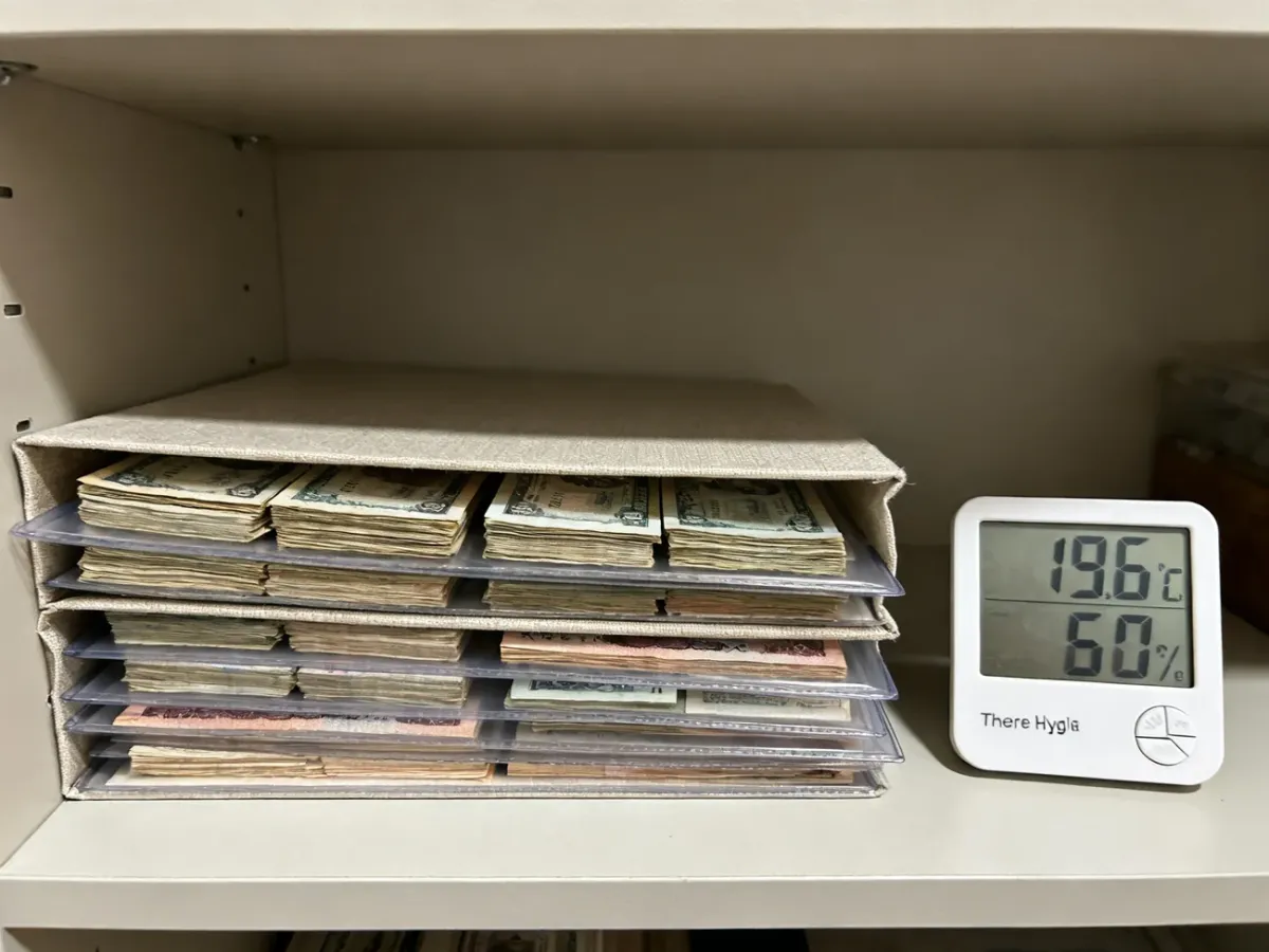 Kolekcja banknotów przechowywana w stabilnych warunkach z termohigrometrem