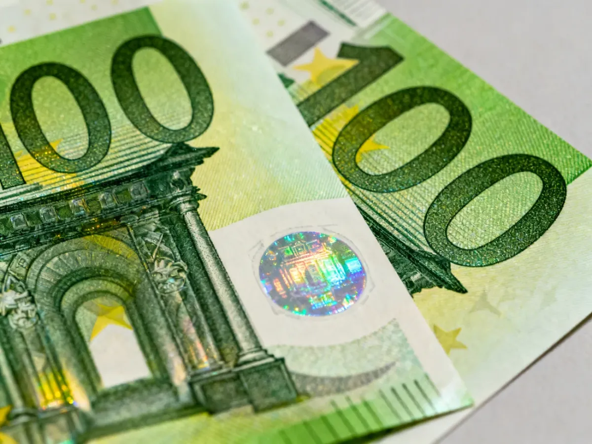Porównanie dwóch serii zielonego banknotu 100 euro z hologramem