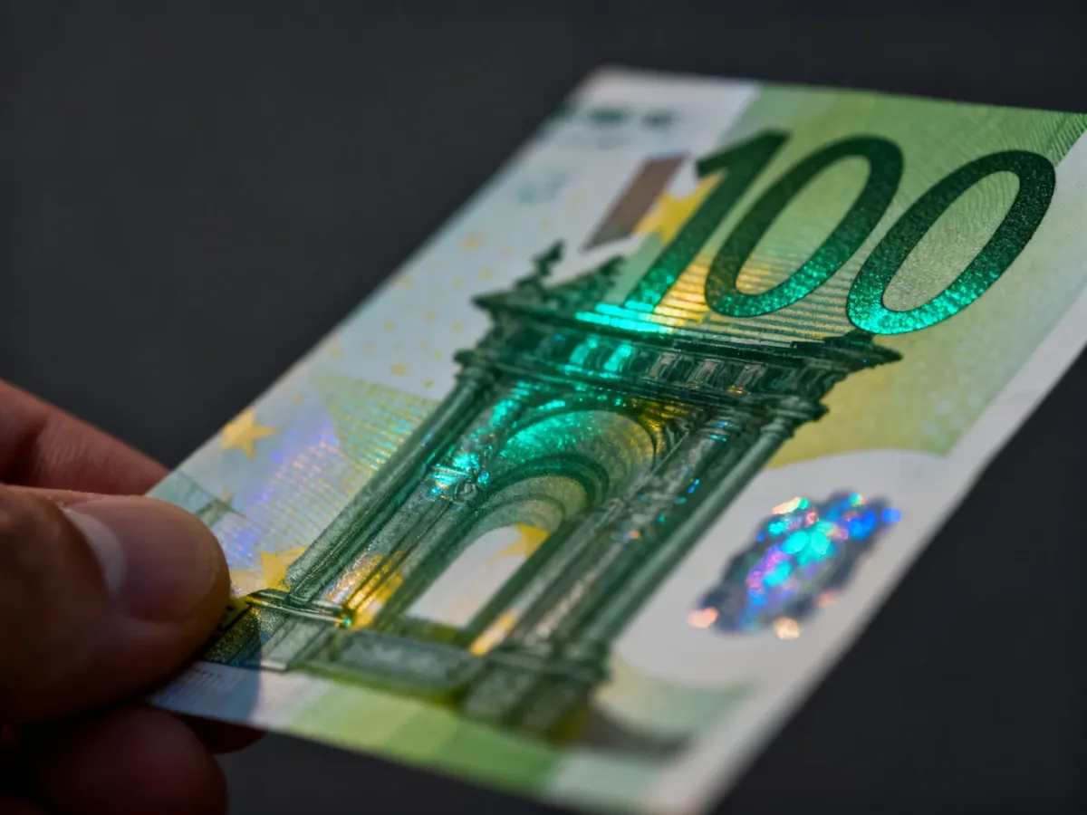 Przechylany banknot 100 euro z hologramem i zmiennym kolorem nominału
